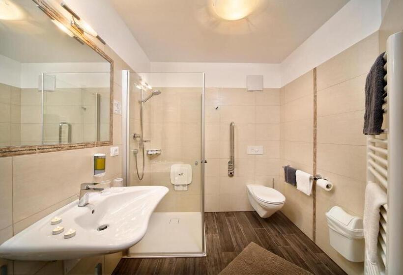 اتاق استاندارد چهارنفره با بالکن, Alpshotel Bergland