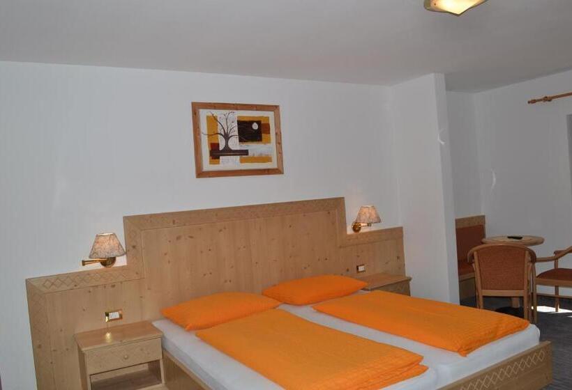 اتاق استاندارد چهارنفره با بالکن, Alpshotel Bergland