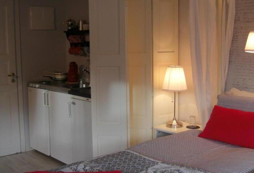 Студия Стандарт, ängshyddan B&b