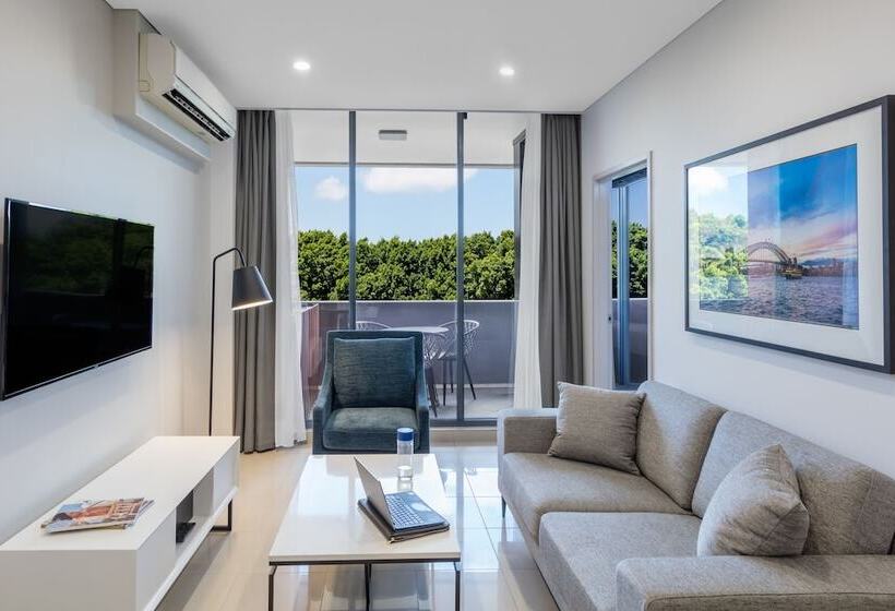 标准工作室, Meriton Suites Waterloo