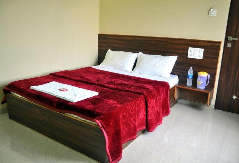 Quarto Estandar, Sukrangu Palace