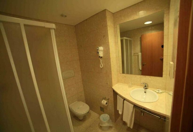 اتاق اکونومی یک تخته, Matriz