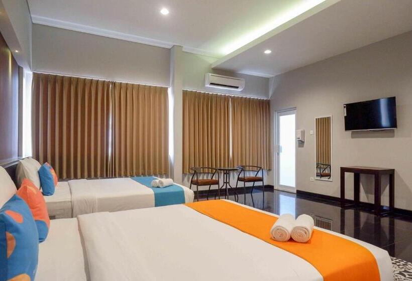 Семейный Номер, Sans Hotel Empress Simpang Lima