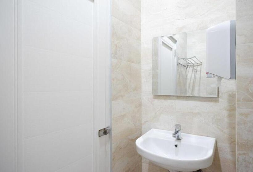 Семейный Номер, Sans Hotel Empress Simpang Lima