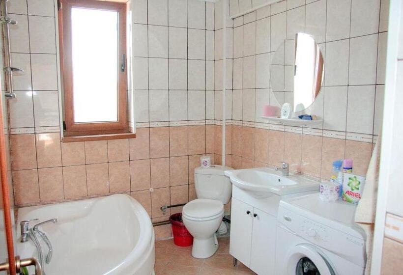 اتاق استاندارد چهارنفره با سرویس بهداشتی مشترک, Z Villa