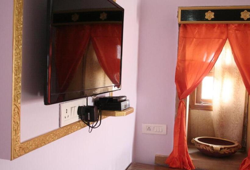 سوئیت با بالکن, Shanti Home