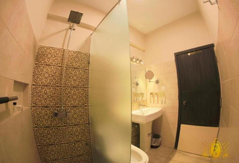اتاق اجرایی, Crown Inn