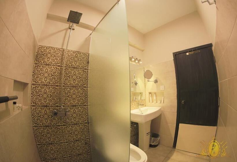 اتاق اجرایی, Crown Inn