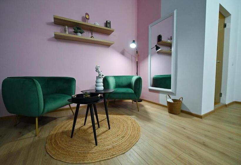 سوییت جونیور, Althof Apartments