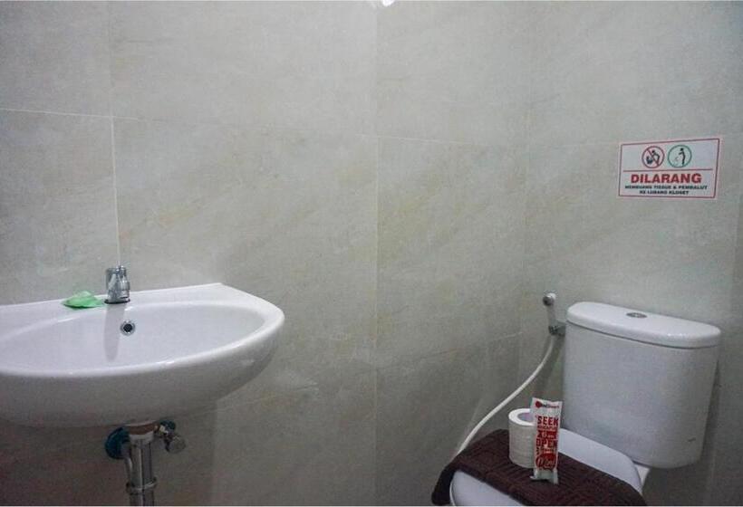 Номер Deluxe, Reddoorz Near Araya Family Club House