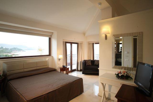 اتاق لوکس با تخت بزرگ, Palace 4s
