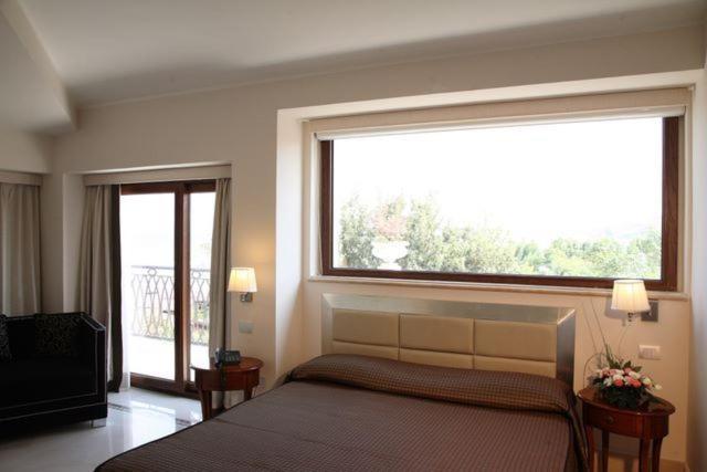 اتاق لوکس با تخت بزرگ, Palace 4s