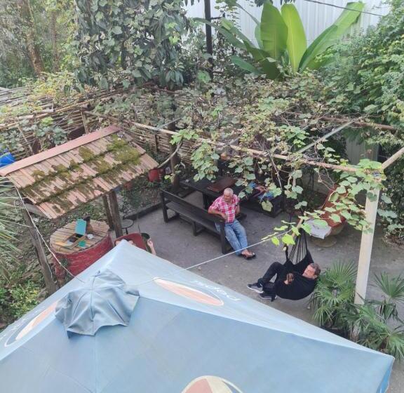 اتاق استاندارد چهارنفره با بالکن, Merabi Guest House