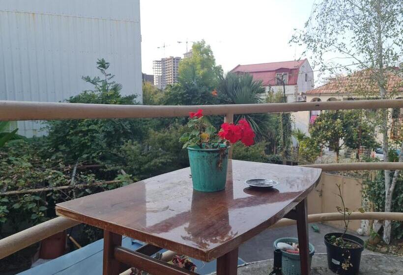 اتاق استاندارد چهارنفره با بالکن, Merabi Guest House