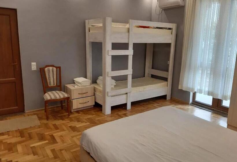 اتاق استاندارد چهارنفره با بالکن, Merabi Guest House