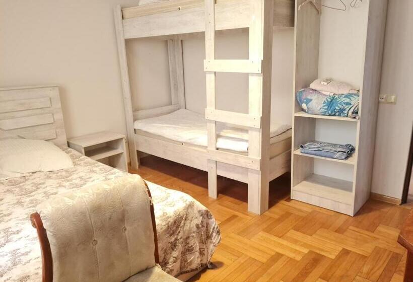 اتاق استاندارد چهار تخته, Merabi Guest House
