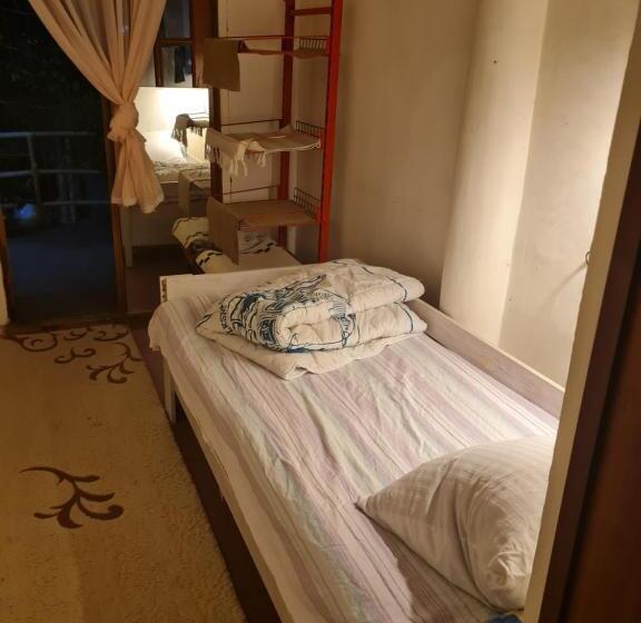 اتاق استاندارد یک تخته با بالکن, Merabi Guest House