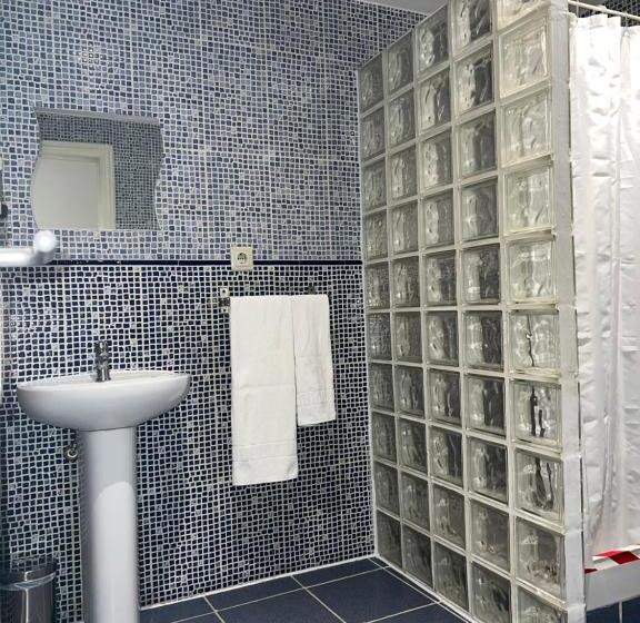 اتاق استاندارد سه تخته با سرویس بهداشتی مشترک, Hostal Abaaly