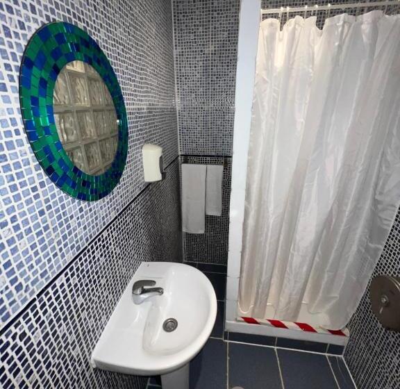 اتاق استاندارد سه تخته با سرویس بهداشتی مشترک, Hostal Abaaly