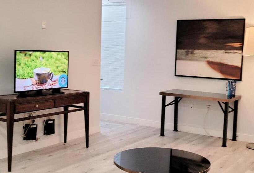 Дом 2 Спальни, Stayspro   Hollywood Homes Minutes To Everything Spacious And Free Parking