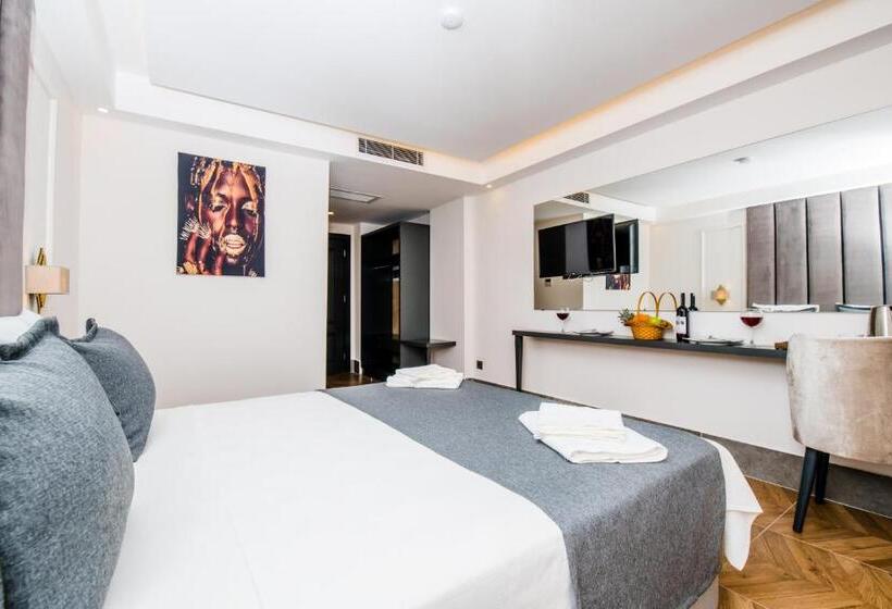 חדר דלוקס לשלושה, Fly Inn