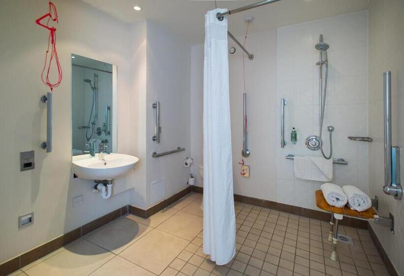 Номер Стандарт Адаптированный для Инвалидов, Holiday Inn Stevenage, An Ihg