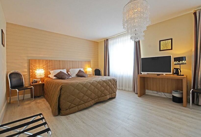 اتاق استاندارد سه نفره, Hôtel La Réserve