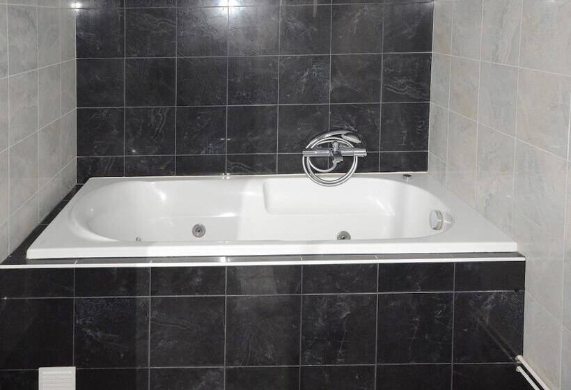 اتاق استاندارد با چشم‌انداز دریاچه, Hôtel La Réserve