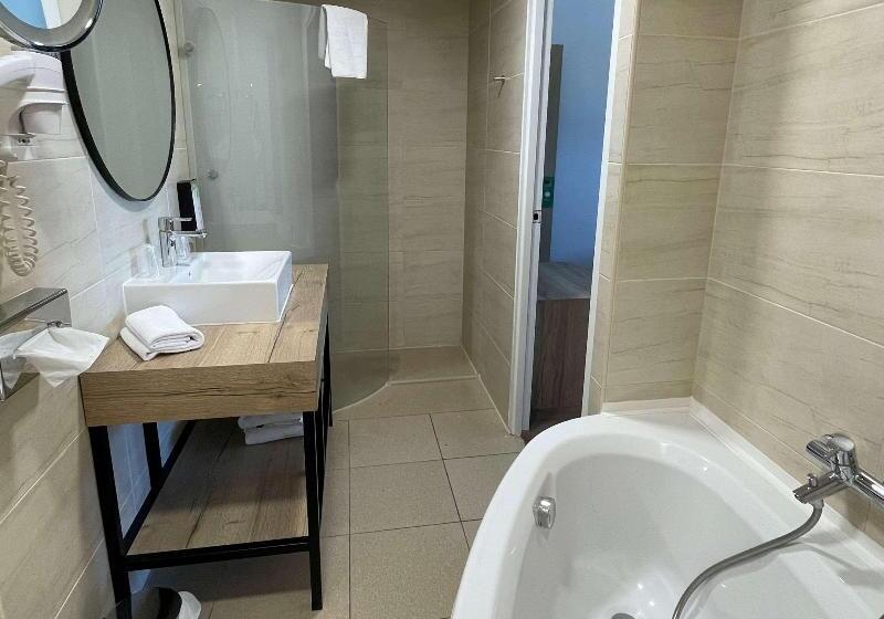Quarto Superior, Campanile Montpellier Ouest Croix D Argent