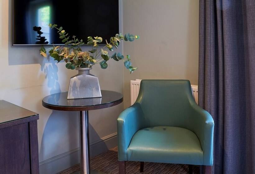 Трехместный Президентский, Mandolay Hotel Guildford