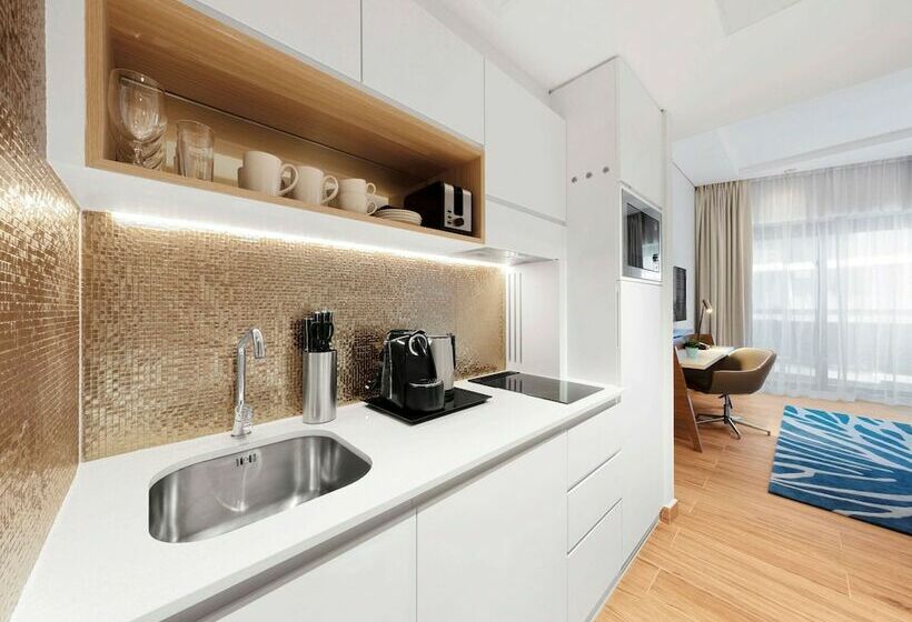 استودیوی لوکس, Adagio Premium The Palm