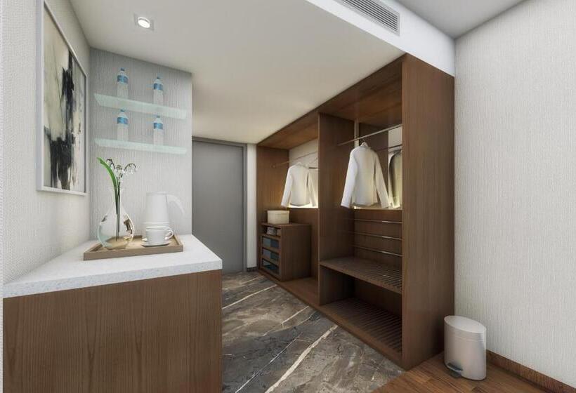 Номер Superior Кровать Кинг, Radisson Hotel Bareilly Airport