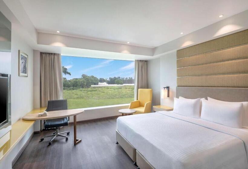 Номер Superior Кровать Кинг, Radisson Hotel Bareilly Airport