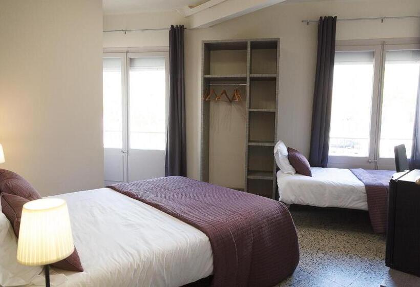 اتاق ساده سه‌ نفره, Hostal Fonda Montserrat