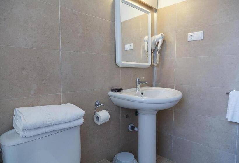 اتاق ساده سه‌ نفره, Hostal Fonda Montserrat