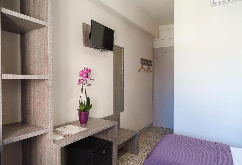 اتاق ساده سه‌ نفره, Hostal Fonda Montserrat