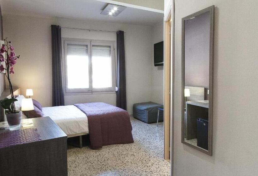 اتاق ساده سه‌ نفره, Hostal Fonda Montserrat