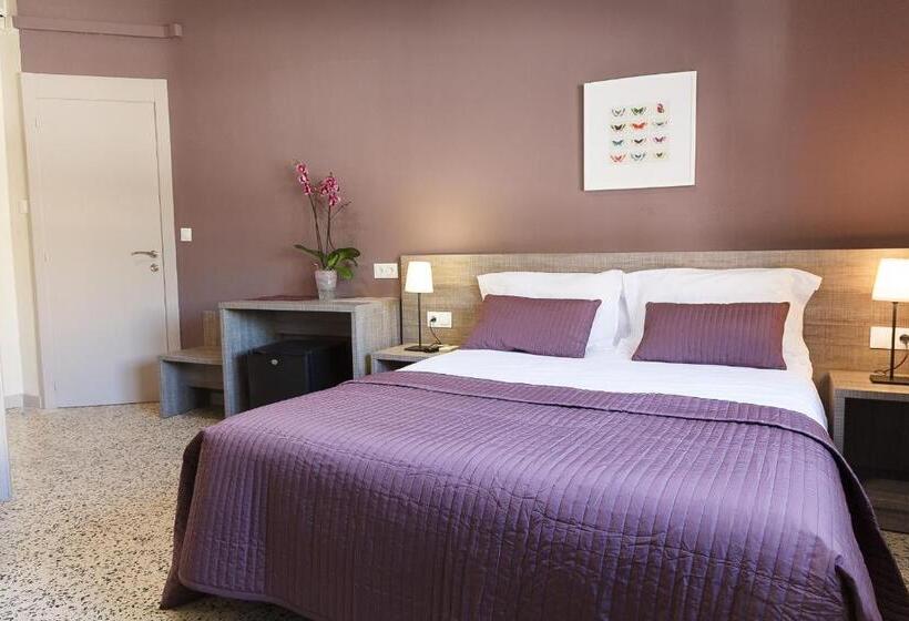اتاق ساده سه‌ نفره, Hostal Fonda Montserrat