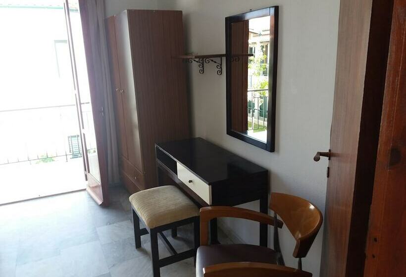 스탠다드 스튜디오, Harry S Bar & Apartments 1