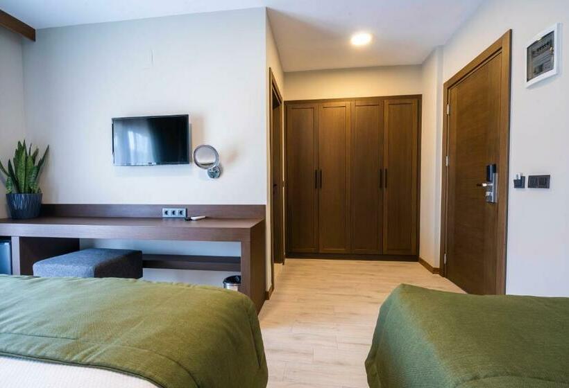 Трехместный Номер Стандарт с Балконом, West House Exclusive