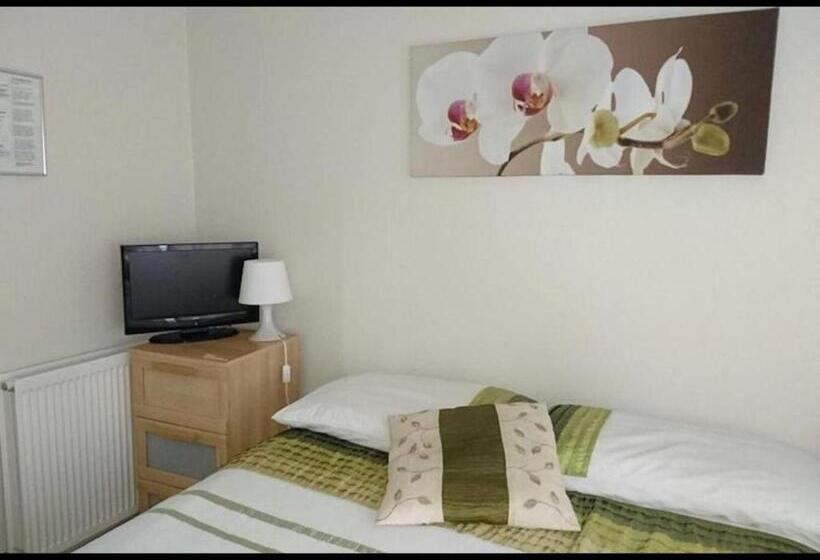 اتاق استاندارد یک نفره, Room In Guest Room   Tiny Single Shared Bathroom Room Ssbyr