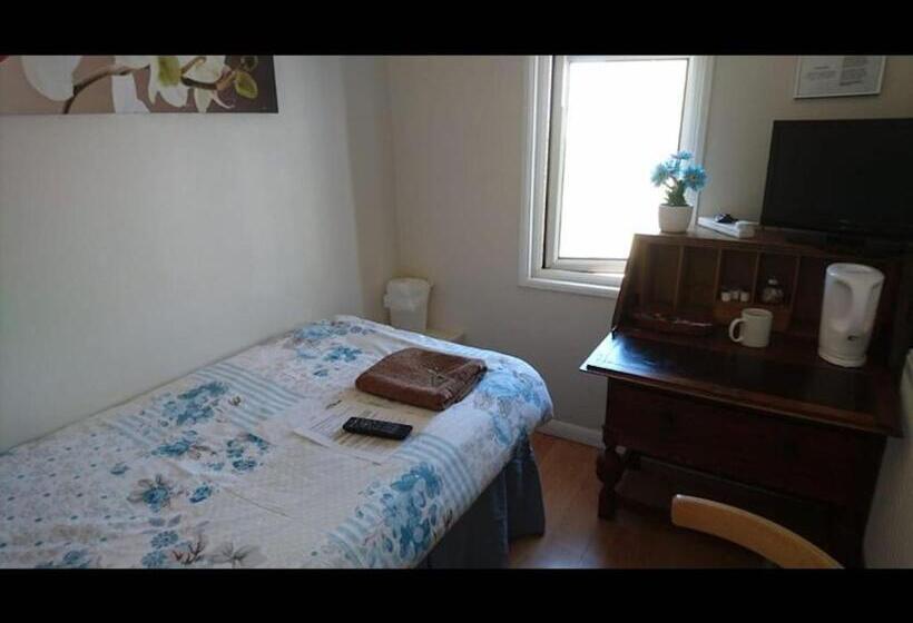 اتاق استاندارد یک نفره, Room In Guest Room   Tiny Single Shared Bathroom Room Ssbyr