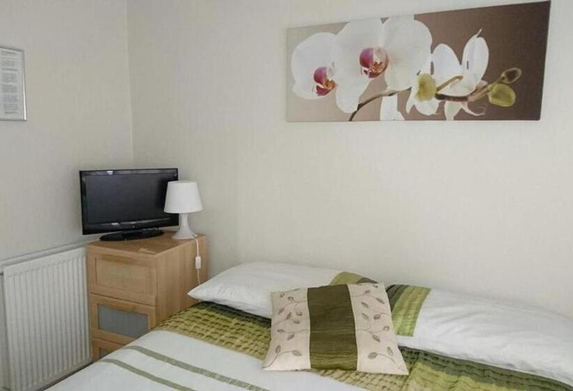 اتاق استاندارد یک نفره, Room In Guest Room   Tiny Single Shared Bathroom Room Ssbyr