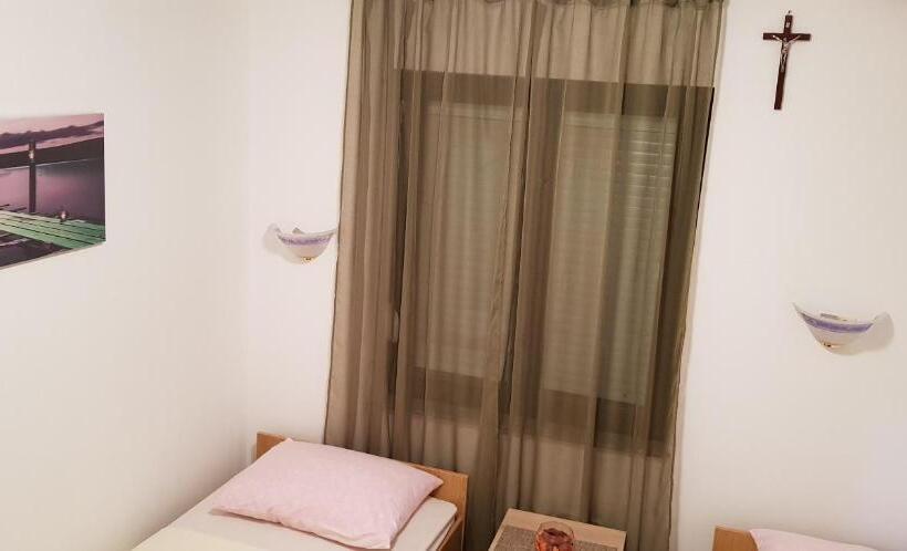 اتاق استاندارد با سرویس بهداشتی مشترک, Rooms Rafomarija