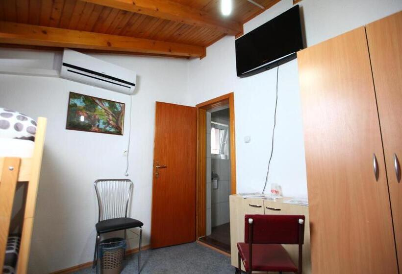 اتاق لوکس چهار تخته, Hostel Cuba