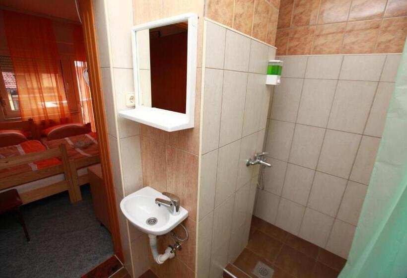 اتاق لوکس چهار تخته, Hostel Cuba