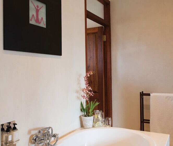 اتاق خانوادگی, Casterbridge Hollow Boutique