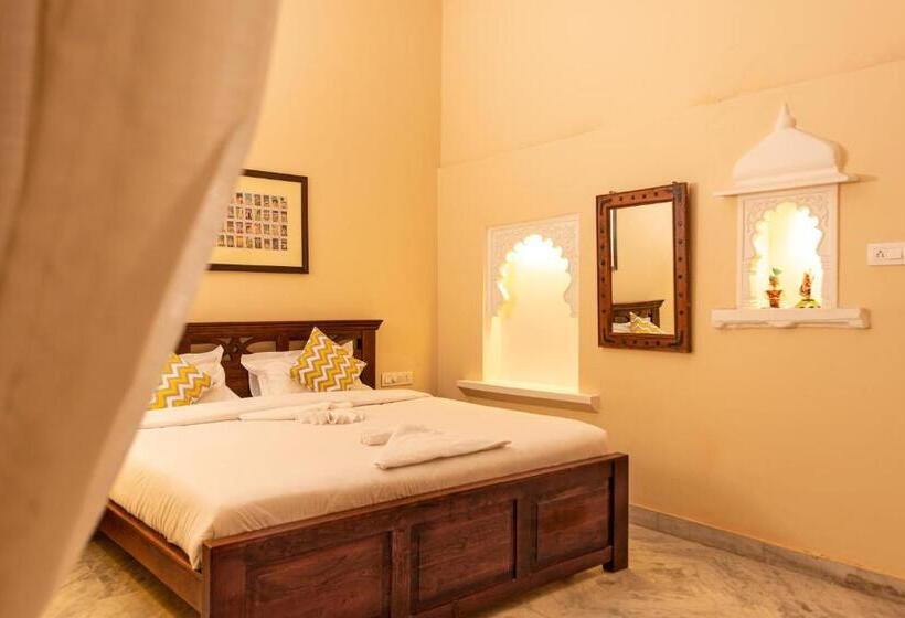 Superior room with lake view, Hostel Mantra