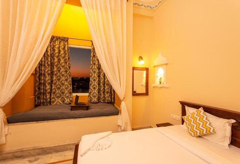 Superior room with lake view, Hostel Mantra