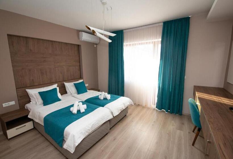 اتاق لوکس با بالکن, Zaro Apartments